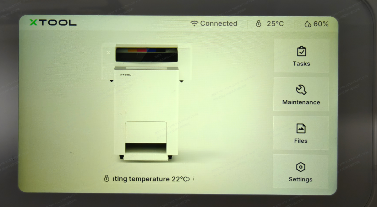 LCD 控制面板主界面（绿色背景与设备渲染图）