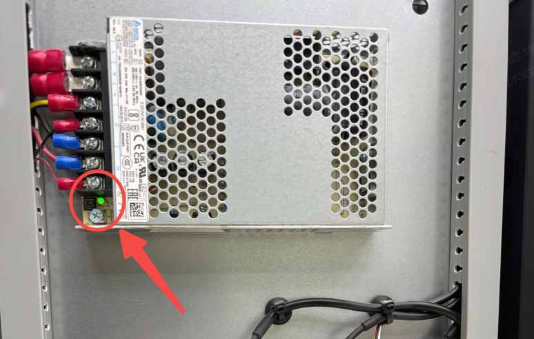 SMPS 内部 DC OK LED 位置(红框 + 绿色 LED 指示)